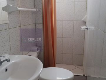Se alquila habitación con baño privado y amoblada. San Bartolo.