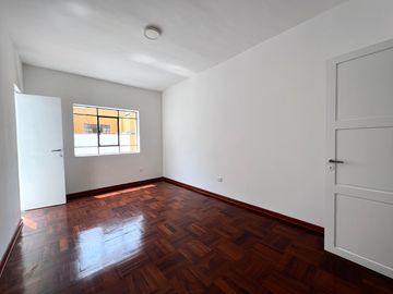 CASA RENOVADA 2 PISOS USO RESIDENCIAL Y COMERCIAL EN JULIO C TELLO, LINCE X $350 MIL DOLARES NEGOCIABLE