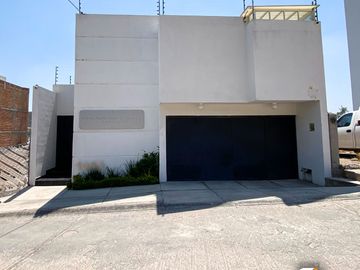 Increíble casa ideal para oficinas en Lomas 4TA, 4 recamaras y 3.5 baños.