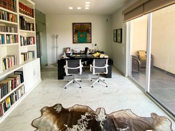 Increíble casa ideal para oficinas en Lomas 4TA, 4 recamaras y 3.5 baños.