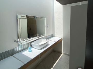Increíble casa ideal para oficinas en Lomas 4TA, 4 recamaras y 3.5 baños.