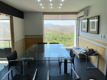 Increíble casa ideal para oficinas en Lomas 4TA, 4 recamaras y 3.5 baños.
