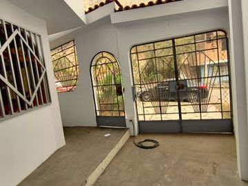 VENTA CASA 2 PISOS A.T(154 M2) ALT. AV EL SANTUARIO, URB VILLA MANGOMARCA