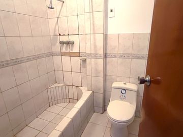 VENTA CASA 2 PISOS A.T(154 M2) ALT. AV EL SANTUARIO, URB VILLA MANGOMARCA