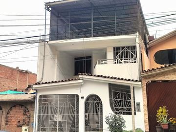VENTA CASA 2 PISOS A.T(154 M2) ALT. AV EL SANTUARIO, URB VILLA MANGOMARCA