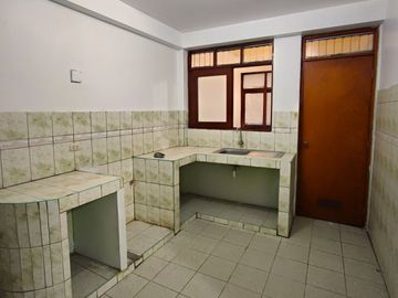 VENTA CASA 2 PISOS A.T(154 M2) ALT. AV EL SANTUARIO, URB VILLA MANGOMARCA