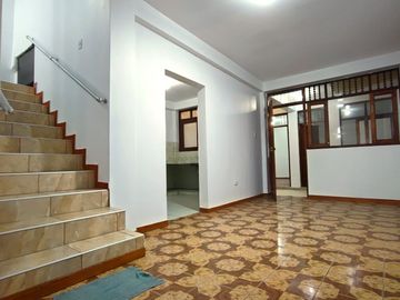 VENTA CASA 2 PISOS A.T(154 M2) ALT. AV EL SANTUARIO, URB VILLA MANGOMARCA