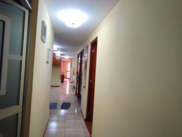 VENTA CASA 2 PISOS A.T(154 M2) ALT. AV EL SANTUARIO, URB VILLA MANGOMARCA