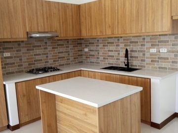 120sqm House and lot For sale (Ready For Occupancy) with 5 Bedrooms 4 Bathrooms 1 Garage in Greenwoods Pasig City (PH2822)