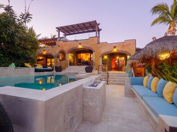 Villa de lujo, vista al mar, alberca, jardín, terraza, en venta San Jose del Cabo.