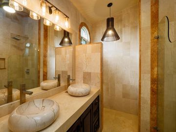 Villa de lujo, vista al mar, alberca, jardín, terraza, en venta San Jose del Cabo.