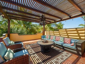 Villa de lujo, vista al mar, alberca, jardín, terraza, en venta San Jose del Cabo.