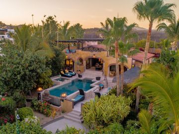 Villa de lujo, vista al mar, alberca, jardín, terraza, en venta San Jose del Cabo.