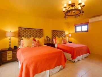 Villa de lujo, vista al mar, alberca, jardín, terraza, en venta San Jose del Cabo.