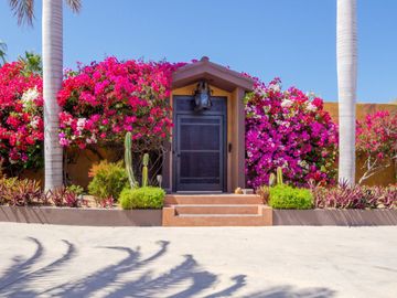 Villa de lujo, vista al mar, alberca, jardín, terraza, en venta San Jose del Cabo.