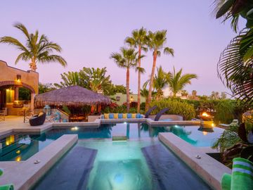 Villa de lujo, vista al mar, alberca, jardín, terraza, en venta San Jose del Cabo.