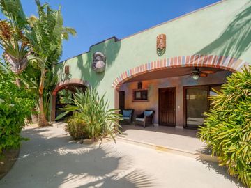 Villa de lujo, vista al mar, alberca, jardín, terraza, en venta San Jose del Cabo.