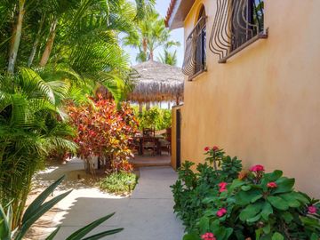 Villa de lujo, vista al mar, alberca, jardín, terraza, en venta San Jose del Cabo.
