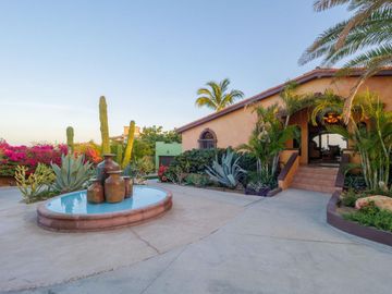 Villa de lujo, vista al mar, alberca, jardín, terraza, en venta San Jose del Cabo.