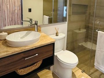 Condominio con terraza amplia, cuarto de servicio con baño completo, cuarto de tv, Gimnasio,  Alberca, pre-construccion Zibata, Queretaro.