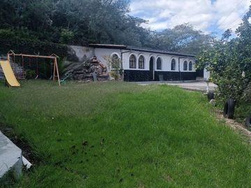 VENDO CASA-QUINTA, SECTOR GUAYLLABAMBA, CON AMPLIO TERRENO, IDEAL PARA LA FAMILA