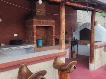 VENDO CASA-QUINTA, SECTOR GUAYLLABAMBA, CON AMPLIO TERRENO, IDEAL PARA LA FAMILA