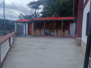 VENDO CASA-QUINTA, SECTOR GUAYLLABAMBA, CON AMPLIO TERRENO, IDEAL PARA LA FAMILA