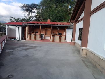 VENDO CASA-QUINTA, SECTOR GUAYLLABAMBA, CON AMPLIO TERRENO, IDEAL PARA LA FAMILA