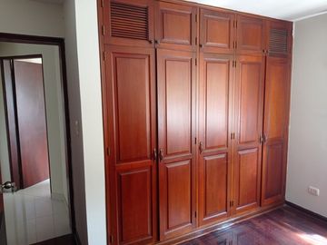 Surco MONTERRICO - Venta Departamento 2do. PISO - 140m² de 4Dorm+2Cocheras Paralelas Excelente ubicación
