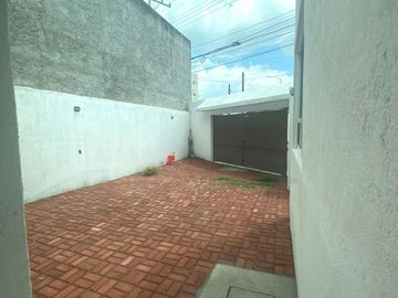 CASA EN VENTA EN LA MAGISTERIAL