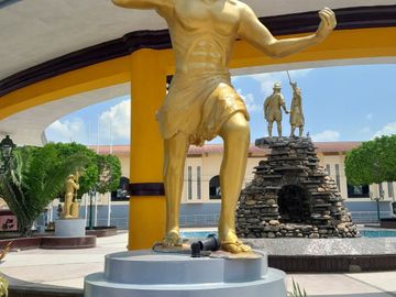 Lamas acoge bien a los visitantes, es un lugar increíble para vivir. La casa está a solo una cuadra de su Plaza.