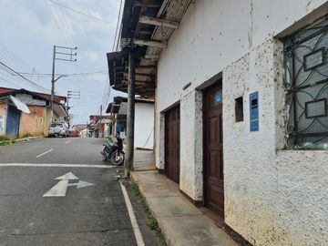 Lamas acoge bien a los visitantes, es un lugar increíble para vivir. La casa está a solo una cuadra de su Plaza.