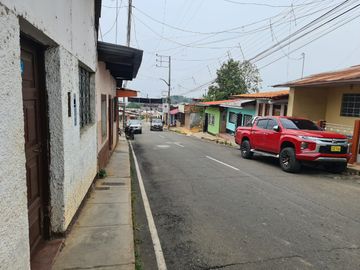 Lamas acoge bien a los visitantes, es un lugar increíble para vivir. La casa está a solo una cuadra de su Plaza.