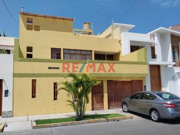 Vendo Bonita Casa. Av Las Gaviotas De Nuevo Chimbote. 03 Pisos ID 1066682