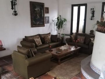 EXCELENTE CASA, ARQUITECTURA MUY CALIDA CON GRAN TERRAZA