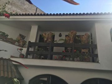 EXCELENTE CASA, ARQUITECTURA MUY CALIDA CON GRAN TERRAZA