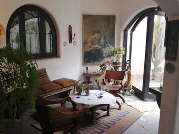 EXCELENTE CASA, ARQUITECTURA MUY CALIDA CON GRAN TERRAZA