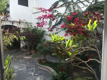 EXCELENTE CASA, ARQUITECTURA MUY CALIDA CON GRAN TERRAZA