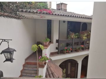 EXCELENTE CASA, ARQUITECTURA MUY CALIDA CON GRAN TERRAZA