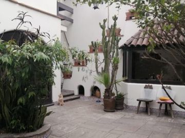 EXCELENTE CASA, ARQUITECTURA MUY CALIDA CON GRAN TERRAZA