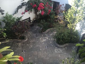 EXCELENTE CASA, ARQUITECTURA MUY CALIDA CON GRAN TERRAZA
