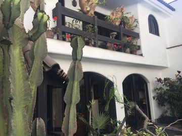EXCELENTE CASA, ARQUITECTURA MUY CALIDA CON GRAN TERRAZA