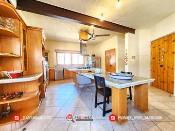 CASA EN VENTA CON ALBERCA Y JARDÍN AMPLIOS ESPACIOS JARDINES DE MOCAMBO