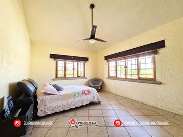CASA EN VENTA CON ALBERCA Y JARDÍN AMPLIOS ESPACIOS JARDINES DE MOCAMBO