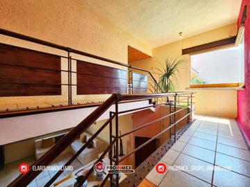 CASA EN VENTA CON ALBERCA Y JARDÍN AMPLIOS ESPACIOS JARDINES DE MOCAMBO