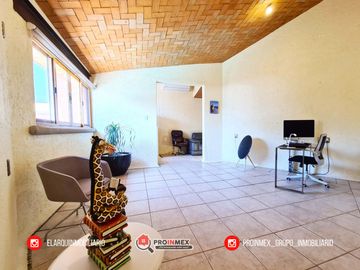 CASA EN VENTA CON ALBERCA Y JARDÍN AMPLIOS ESPACIOS JARDINES DE MOCAMBO