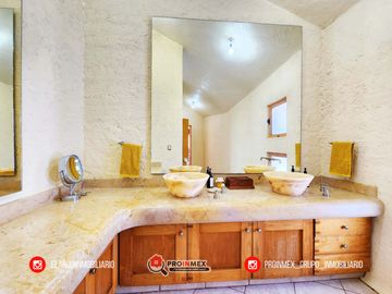 CASA EN VENTA CON ALBERCA Y JARDÍN AMPLIOS ESPACIOS JARDINES DE MOCAMBO