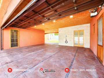 CASA EN VENTA CON ALBERCA Y JARDÍN AMPLIOS ESPACIOS JARDINES DE MOCAMBO