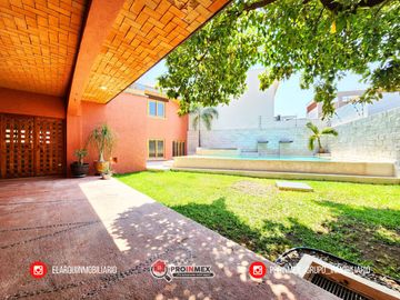CASA EN VENTA CON ALBERCA Y JARDÍN AMPLIOS ESPACIOS JARDINES DE MOCAMBO