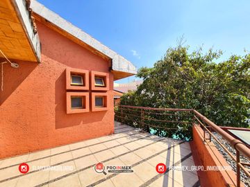 CASA EN VENTA CON ALBERCA Y JARDÍN AMPLIOS ESPACIOS JARDINES DE MOCAMBO